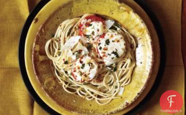 Espaguete De Manjericão Com Tomates Grelhados De Queijo