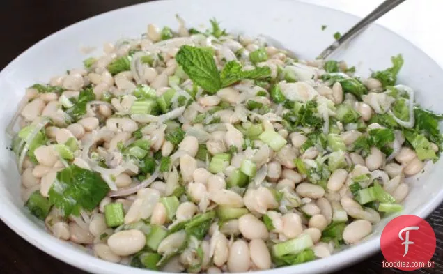 salada de feijão branco com aipo e hortelã (e às vezes atum)