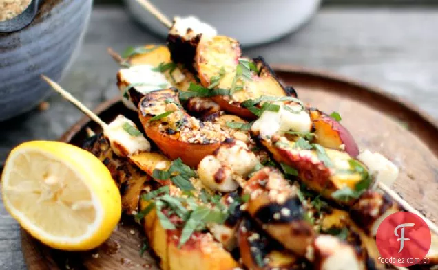 Halloumi Grelhado E Pêssegos Com Dukkah