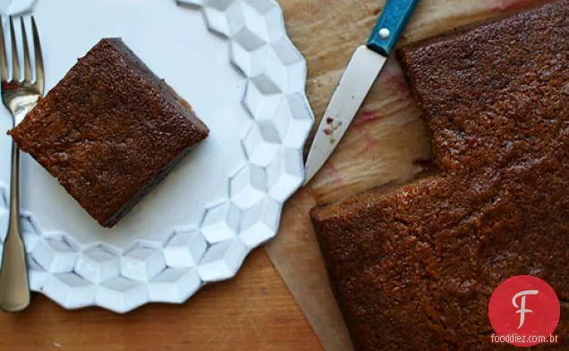 Um Bolo De Pudim De Mel, Canela E Ameixas