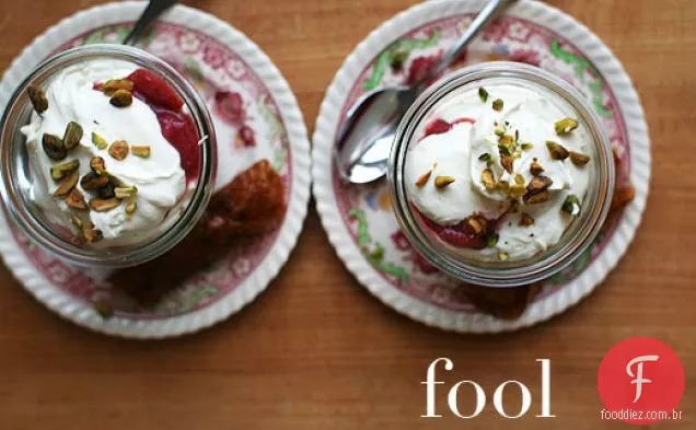 Ruibarbo Tolo Com Creme De Cardamomo E Pistache