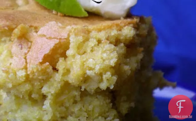 Bolo de milho cravejado de pimenta com manteiga de limão açucarada