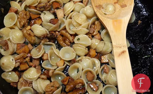 Orecchiete Com Cogumelos Chanterelle, Sálvia, Nozes E Marrom