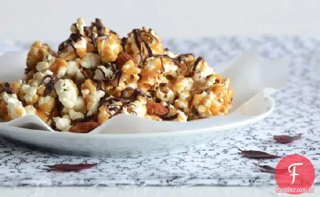 Pipoca de caramelo de manteiga {com chocolate escuro e nozes salgadas}