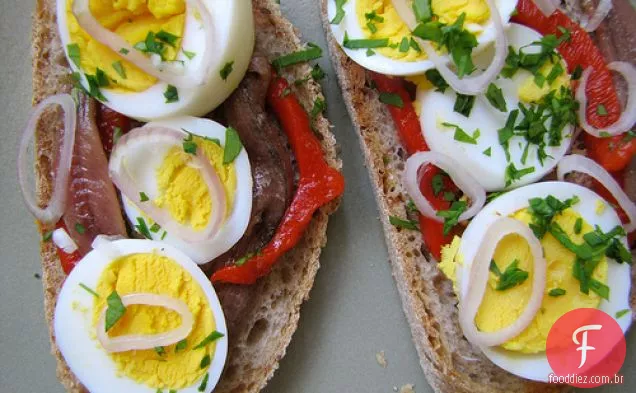 Pimenta Em Conserva, Anchova E Sanduíche De Ovo Em Centeio