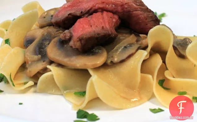 Strogonoff De Carne Com Macarrão De Manteiga