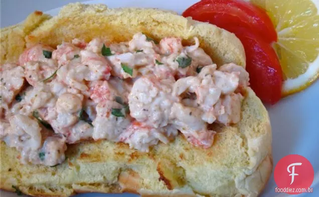 Salada Velha Do Camarão Da Baía Em Rolos Amanteigados Do Cão Quente