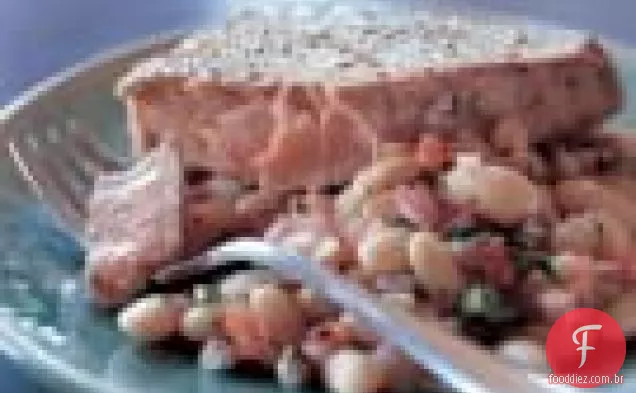 Atum ahi grelhado com Salada De Feijão Branco Quente