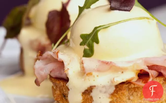 Receita Clássica Canadense De Ovos De Bacon Benedict