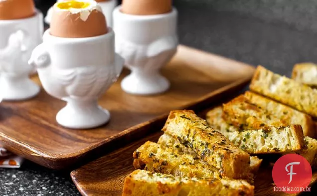 Ovos macios com erva amanteigada-Gruyere Toast Soldiers