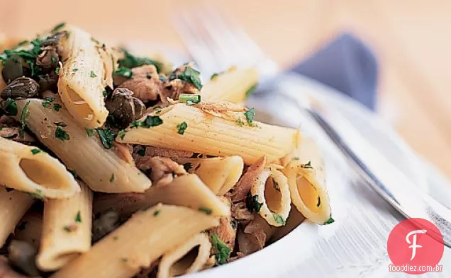 Penne com atum e alcaparras