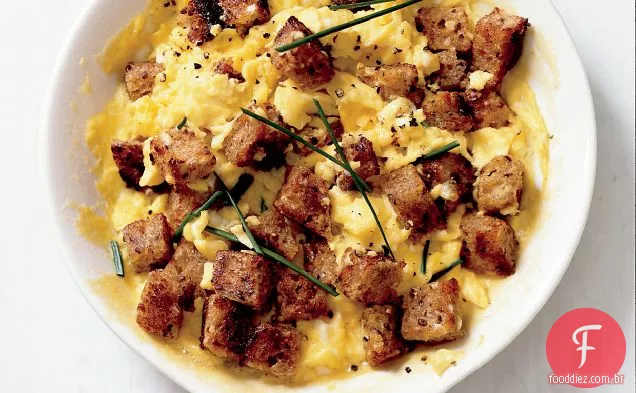 Ovos mexidos com croutons Herbed