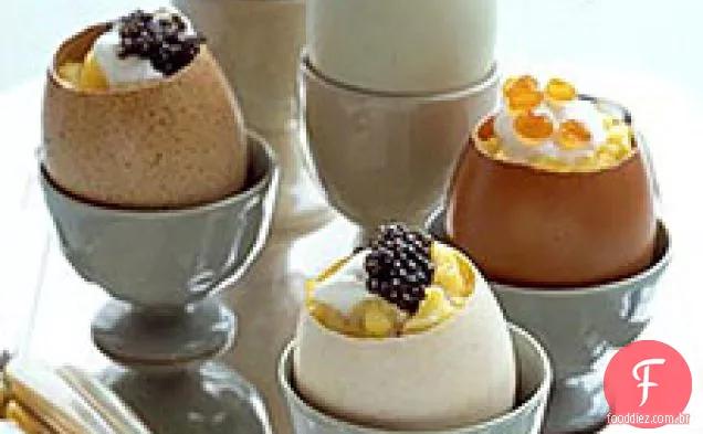 Ovos Mexidos Com Creme Fraiche E Caviar Em Copos De Casca De Ovo