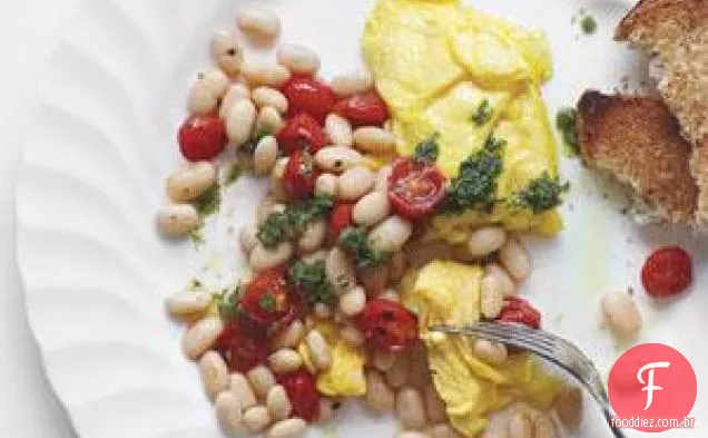 Ovos Mexidos Com Feijão, Tomate E Pesto