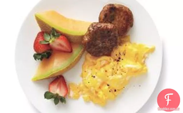 Ovos Com Peru Pequeno-Almoço Salsicha E Frutas