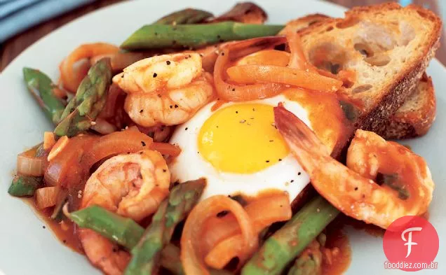 Camarão, espargos e ovos em molho de tomate picante