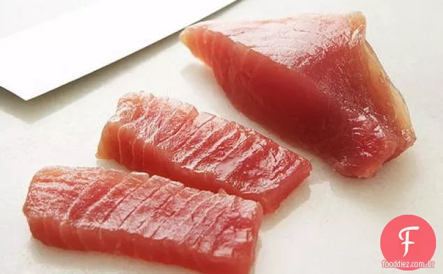 Atum marinado com abacate, pimenta e pepino