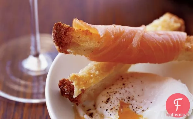 Ovos escalfados com parmesão e torradas de salmão defumado