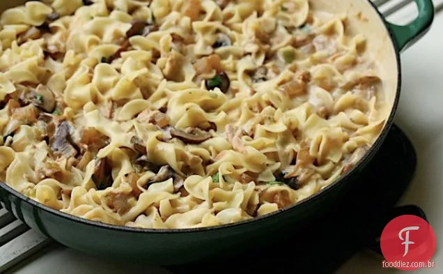Caçarola De Macarrão De Atum Com Cogumelos Cremini E Cebolinhas