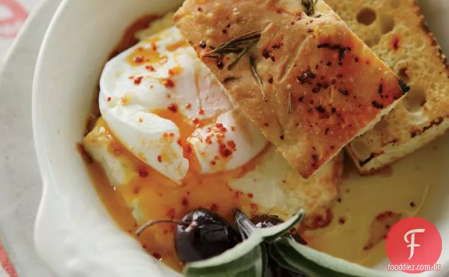 Ovos escalfados com queijo feta assado e azeitonas