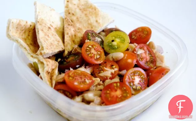 Salada De Atum E Feijão Branco Com Tomates De Herança
