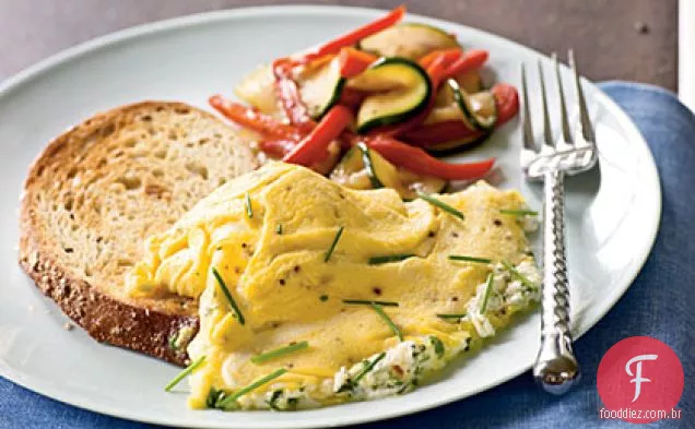 Omelete do queijo da erva e da cabra
