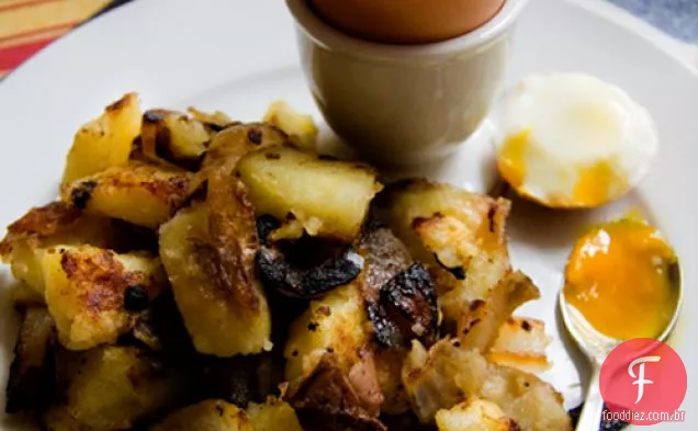 Ovo Cozido Macio Com Batatas Fritas Em Casa