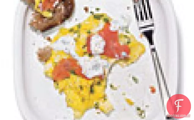 Ovos mexidos com salmão defumado e creme de limão