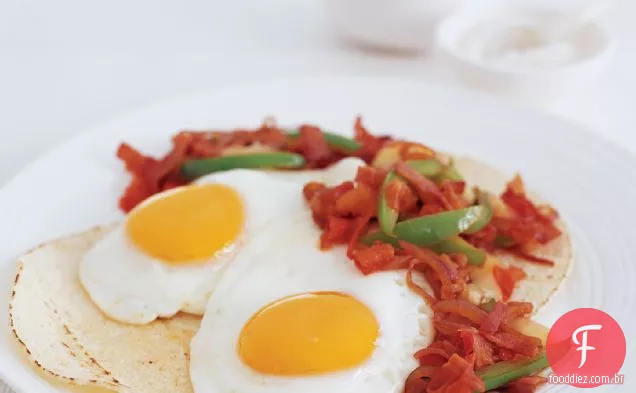 Huevos Rancheros com presunto picante Sofrito