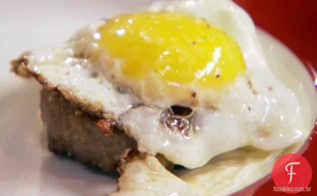 Sua própria salsicha de porco misturada e ovos fritos