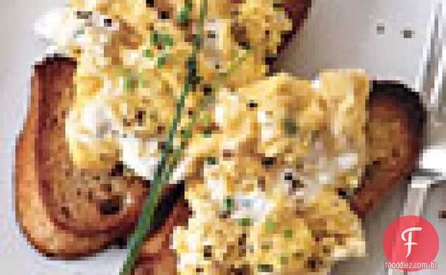 Ovos Mexidos macios com ricota fresca e cebolinha