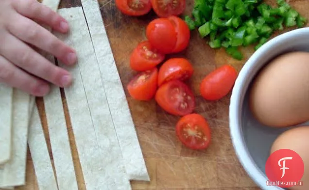 Ovos Mexidos Picantes Com Tiras Crocantes De Tortilha De Milho