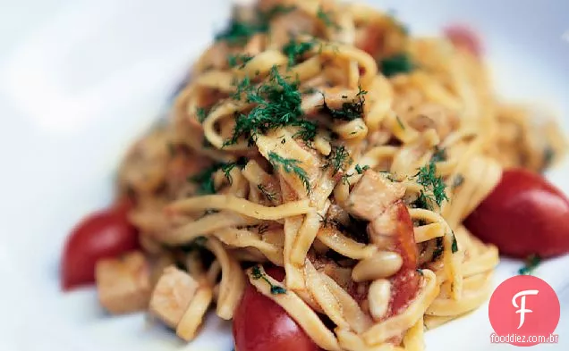 Linguine com atum fresco, tomate e limão