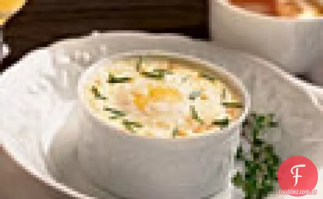 Ovos cozidos no forno individuais com purê de batatas e ervas