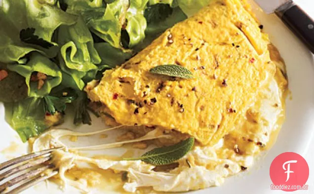 Omelete de mussarela com flocos de sálvia e Chile vermelho