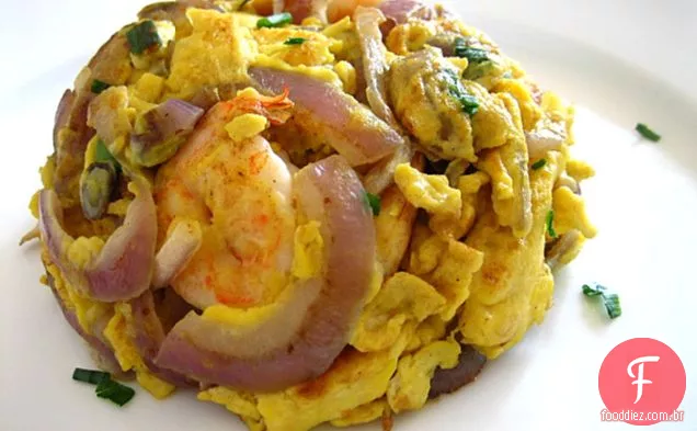 Omelete de camarão / ovos fritos com cebola vermelha e receita de camarão