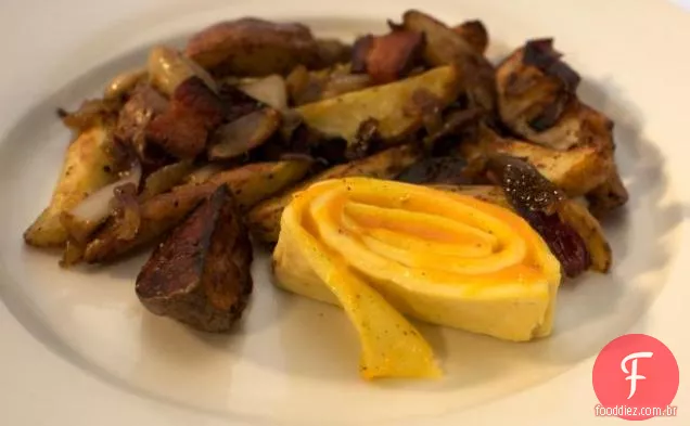Queijo cheddar rolou omelete com Bacon batatas assadas