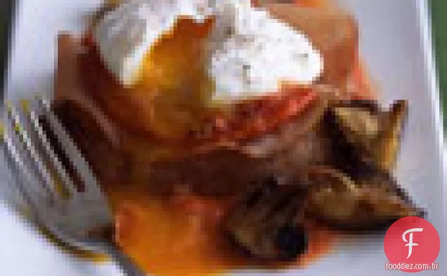 Ovos escalfados com tomates assados, cogumelos e presunto