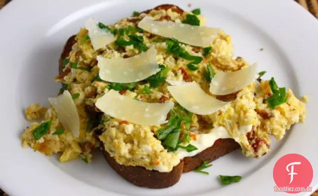 Ovos Mexidos Com Tomate Sundried E Parmigiano Reggiano
