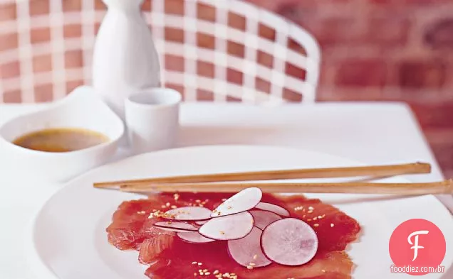 Carpaccio de atum com molho cítrico-gengibre