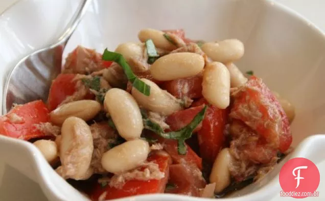 Salada de atum, tomate, feijão e manjericão