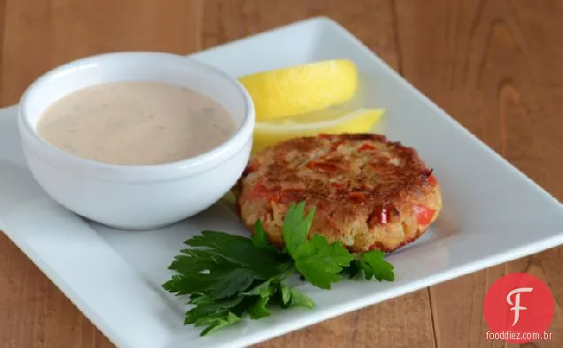 Bolos De Atum Com Pimenta Vermelha E Molho De Remoulade Rápido