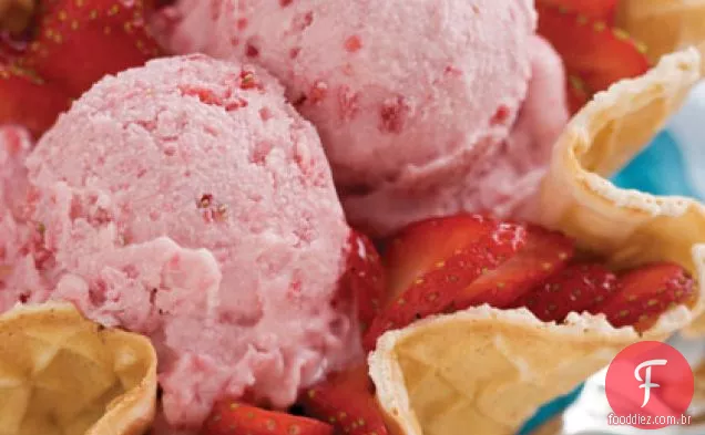 Sorvete De Baunilha Com Mistura De Frutas