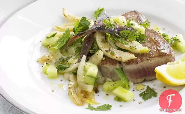 Atum com pepino quente e salada de erva-doce