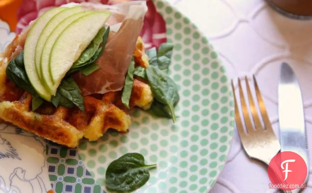 Waffles sem glúten com fubá e Gruyere