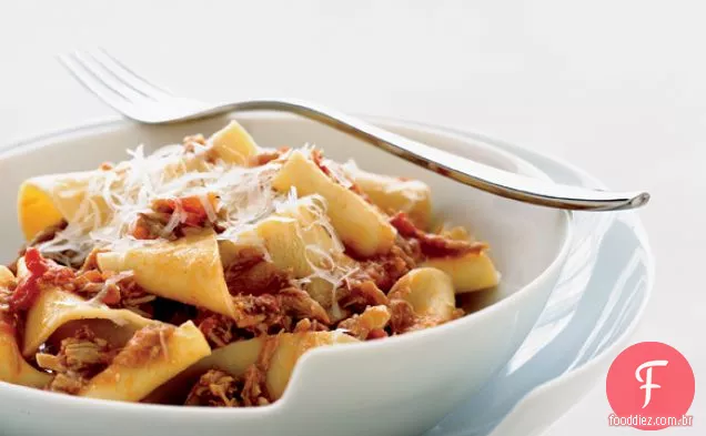 Pappardelle com leite-assado bebê cabra Ragù