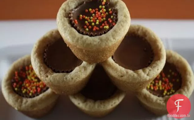 Biscoitos Do Copo Da Manteiga De Amendoim