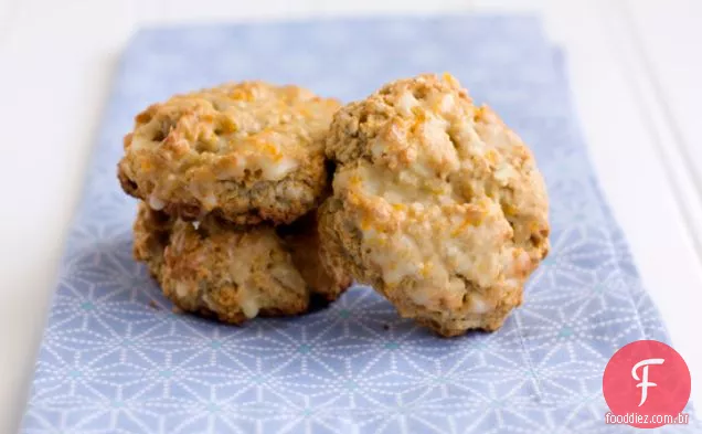 Macadâmia-Scones de aveia com esmalte laranja