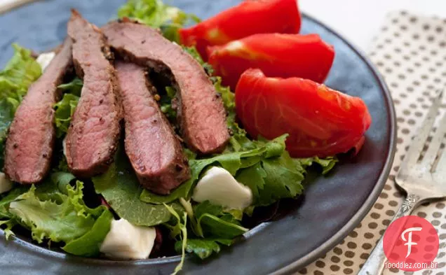 Salada De Bife Com Crosta De Pimenta Com Tomate E Burrata