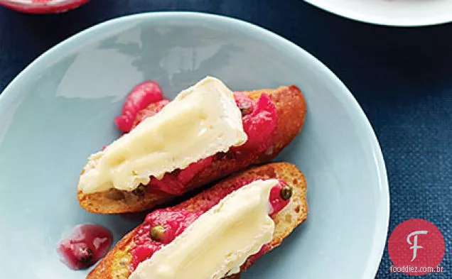 Brie, ruibarbo e Crostini de Pimenta Verde